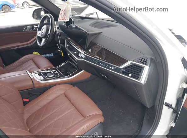 5UX23EU07R9T45539 2024 BMW X5 White Widok wnętrza z przodu