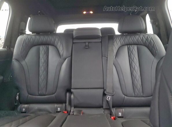 5UX33EM05R9T62618 2024 BMW X7 Gray უკანა სავარძლების ხედი
