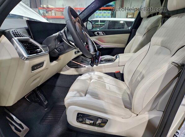 5UX33EM09T9045559 2026 BMW X7 White Widok wnętrza z przodu