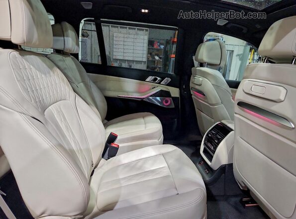 5UX33EM09T9045559 2026 BMW X7 White Widok wnętrza z tyłu