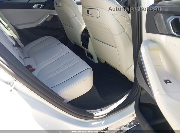 5UX33EX01R9U30683 2024 BMW X6 White Вид наклейки з VIN-кодом