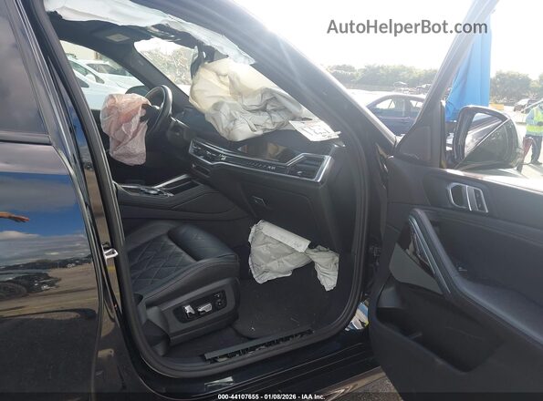 5UX33EX05S9X63684 2025 BMW X6 Black Widok wnętrza z przodu