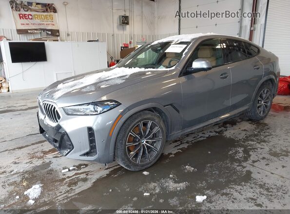 5UX33EX05S9Z55414 2025 BMW X6 Gray Առջևի ձախ երեք քառորդ տեսարան