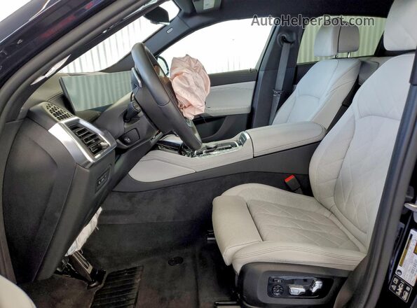 5UX33EX07T9155845 2026 BMW X6 Blue წინა სალონის ხედი