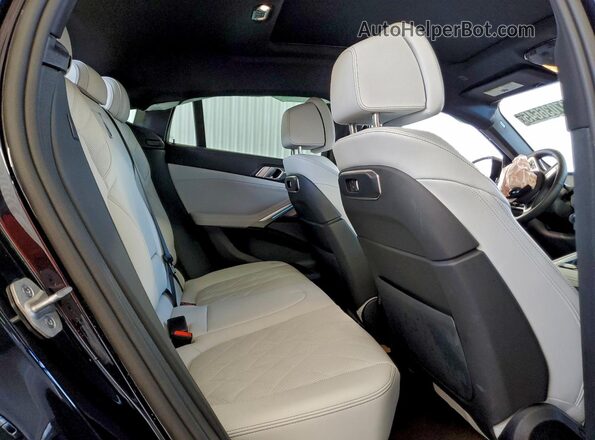 5UX33EX07T9155845 2026 BMW X6 Blue უკანა სალონის ხედი