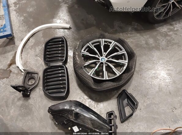 5UX43EU09S9X02623 2025 BMW X5 White ხელსაწყოთა პანელის ხედი