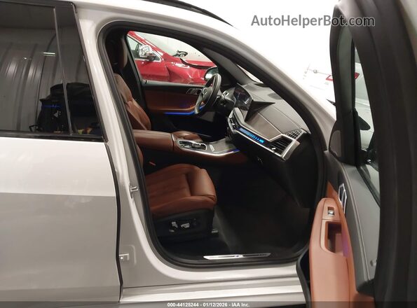 5UX43EU09S9X02623 2025 BMW X5 White წინა სალონის ხედი