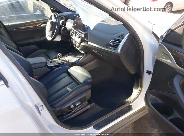 5UX53DP00P9N94037 2023 BMW X3 White Widok wnętrza z przodu