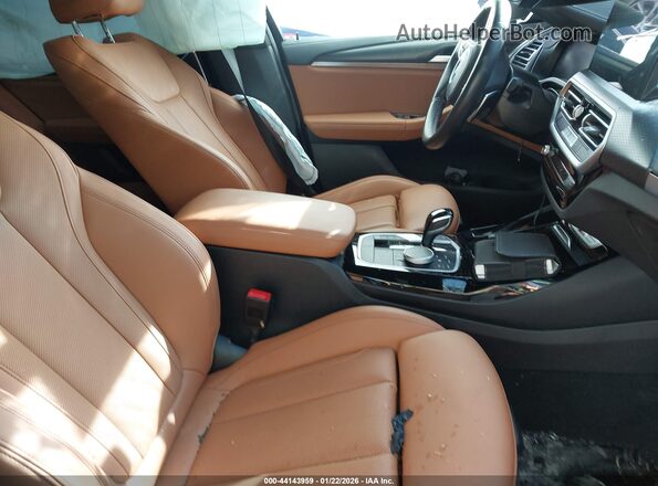 5UX83DP02N9K07112 2022 BMW X3 Black Widok wnętrza z przodu