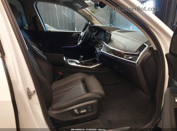 5UXCW2C00L9B44507 2020 BMW X7 Белый Вид салона спереди
