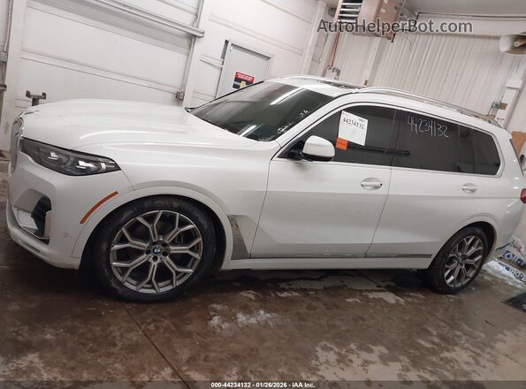 5UXCW2C00M9D78485 2021 BMW X7 White Rear interior view