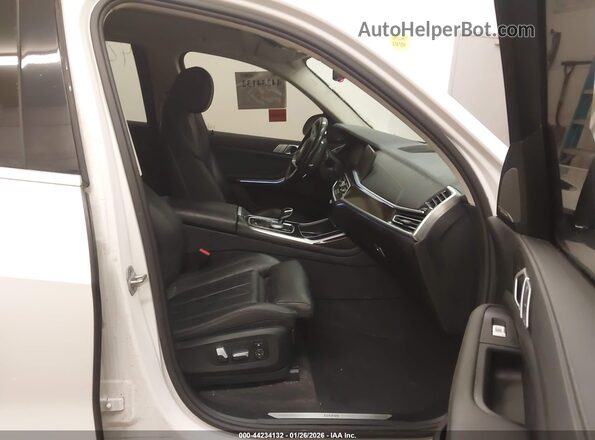 5UXCW2C00M9D78485 2021 BMW X7 White Front interior view