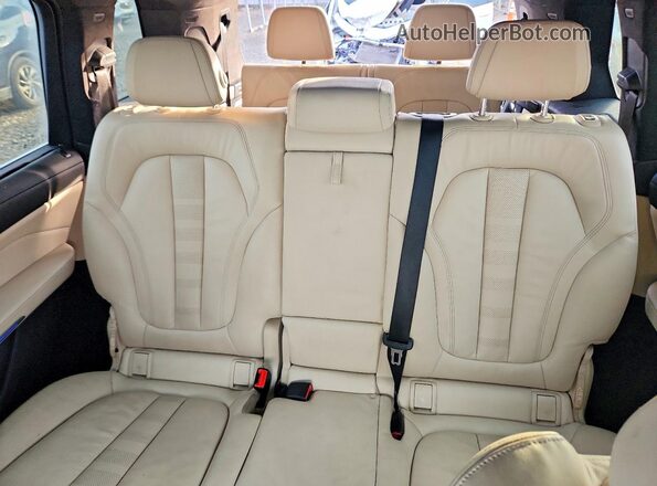 5UXCW2C00M9E44548 2021 BMW X7 White Rear seats view