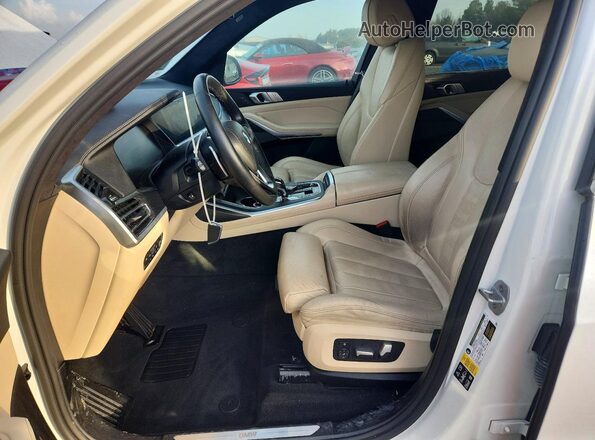 5UXCW2C00M9E44548 2021 BMW X7 White Front interior view