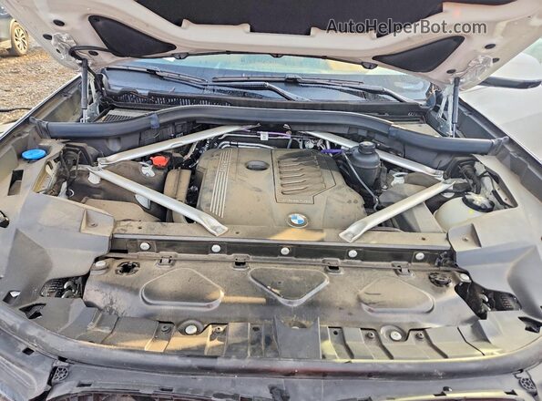 5UXCW2C00M9E44548 2021 BMW X7 White Engine compartment view