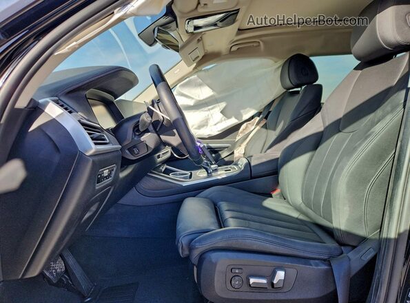 5UXCW2C00N9M53362 2022 BMW X7 Black Front interior view