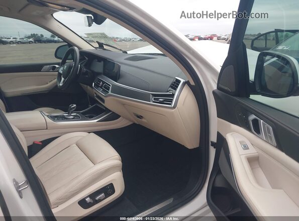 5UXCW2C01L9C50836 2020 BMW X7 White Вид салону спереду