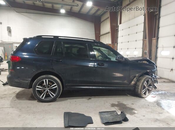 5UXCW2C01M9F19564 2021 BMW X7 Blue Rear interior view