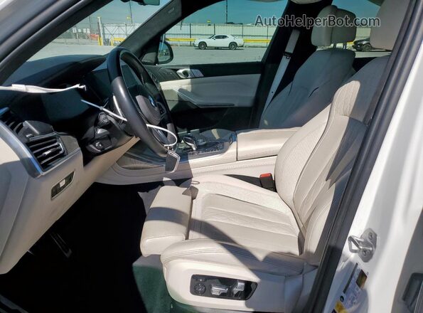 5UXCW2C03M9E27100 2021 BMW X7 White Front interior view