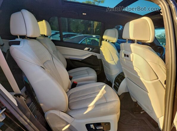 5UXCW2C03M9H66522 2021 BMW X7 Black Widok wnętrza z tyłu