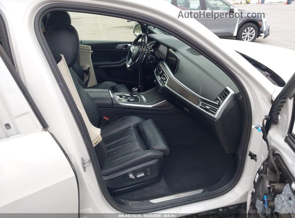 5UXCW2C06M9F57016 2021 BMW X7 White Вид салону спереду