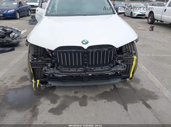 5UXCW2C06M9F57016 2021 BMW X7 White Вид задньої частини салону