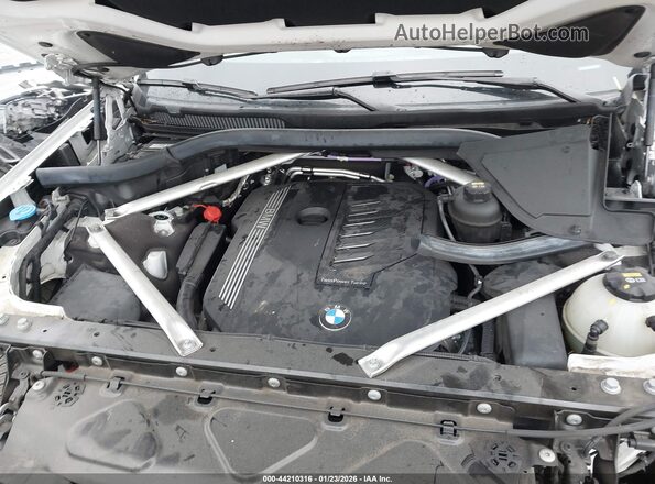 5UXCW2C06M9F57016 2021 BMW X7 White Вид ззаду