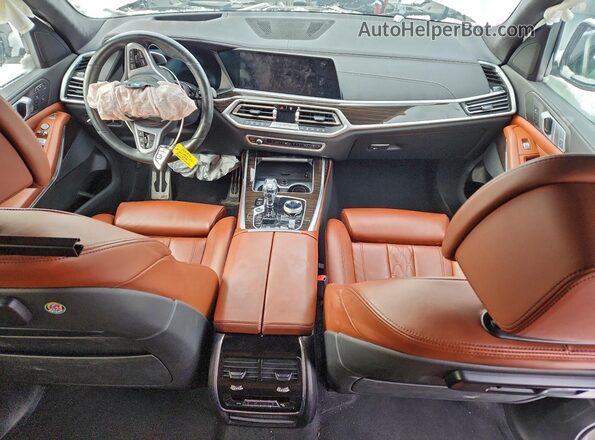 5UXCW2C08M9H27327 2021 BMW X7 White Առջևի վահանակի տեսք