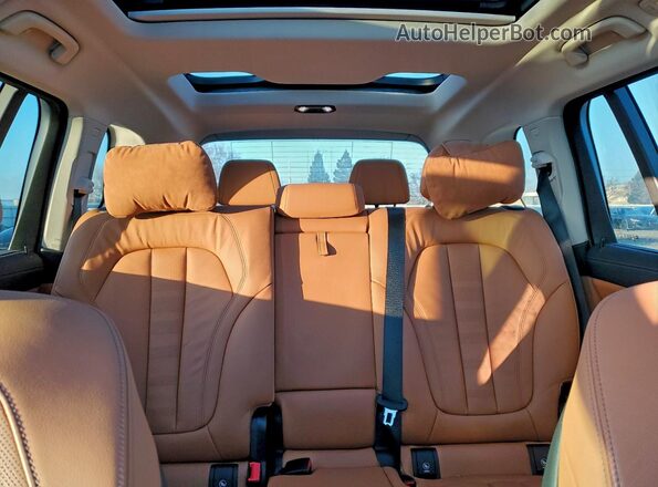5UXCW2C08N9J28877 2022 BMW X7 White უკანა სავარძლების ხედი