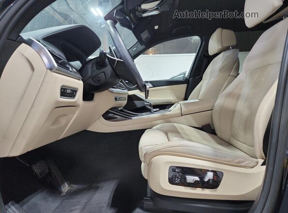 5UXCW2C09M9F03516 2021 BMW X7 Charcoal Vista interior delantera