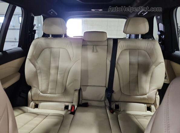 5UXCW2C09M9F03516 2021 BMW X7 Charcoal Vista de los asientos traseros
