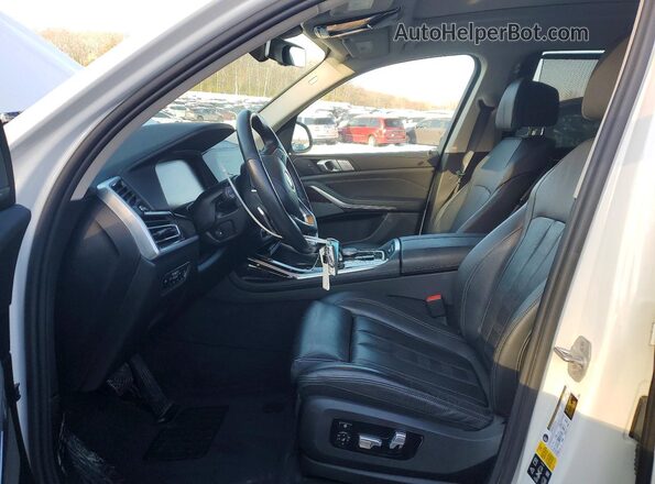 5UXCW2C0XM9F34452 2021 BMW X7 White Front interior view