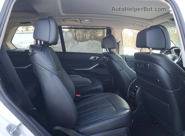 5UXCW2C0XM9F34452 2021 BMW X7 White Rear interior view