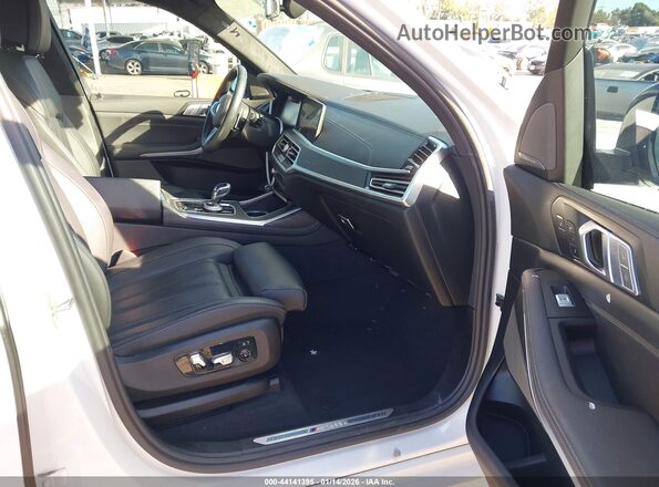 5UXCX6C04M9F16694 2021 BMW X7 White Вид салону спереду
