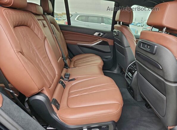 5UXCX6C04M9F41949 2021 BMW X7 Black Rear seats view