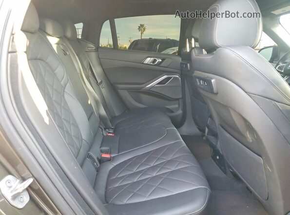 5UXCY6C07P9R94932 2023 BMW X6 Green Vista interior trasera