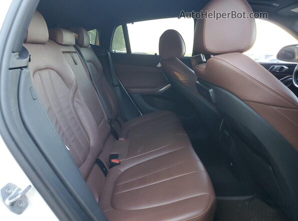5UXCY6C09L9C59690 2020 BMW X6 White Вид задньої частини салону