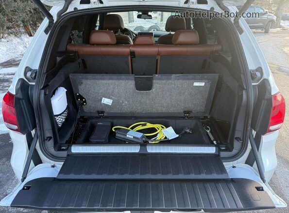 5UXKT0C53J0W02835 2018 BMW X5 White 
