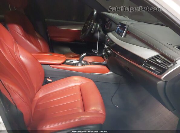 5UXKU2C52H0N85108 2017 BMW X6 Белый Вид салона спереди