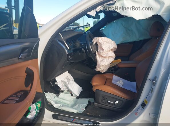 5UXTY5C06L9D36915 2020 BMW X3 White Front interior view