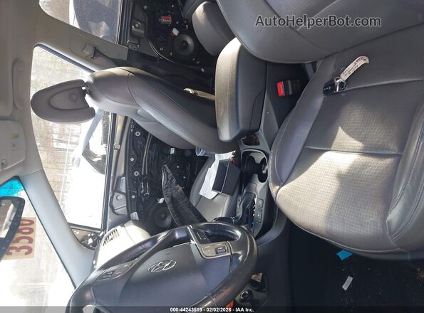 5XYZUDLB3GG311605 2016 HYUNDAI SANTA FE SPORT Silver Front interior view