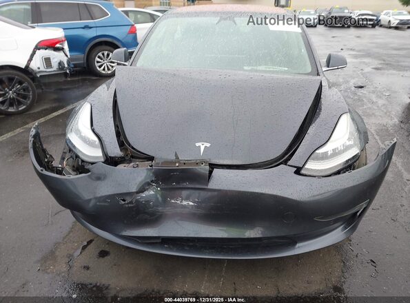 5YJ3E1EA7JF045235 2018 TESLA MODEL 3 Gray Հետևի տեսք