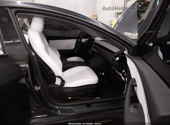 5YJ3E1EA8SF010446 2025 TESLA MODEL 3 Gray Vista interior delantera