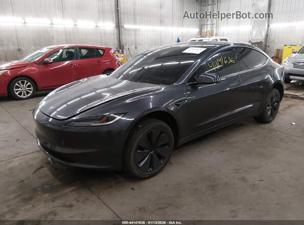 5YJ3E1EA8SF010446 2025 TESLA MODEL 3 Gray Vista tres cuartos delantera izquierda