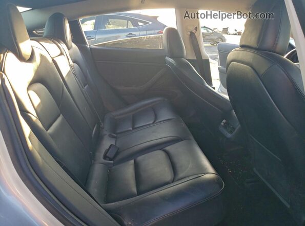 5YJ3E1EB4JF087547 2018 TESLA MODEL Silver Հետևի նստատեղերի տեսք