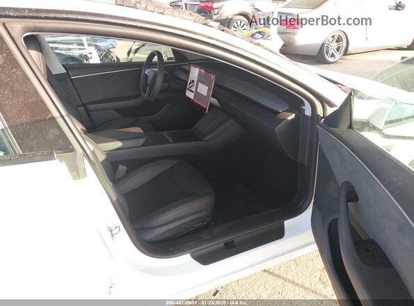 5YJ3E1EB6RF733599 2024 TESLA MODEL 3 White Vista interior delantera