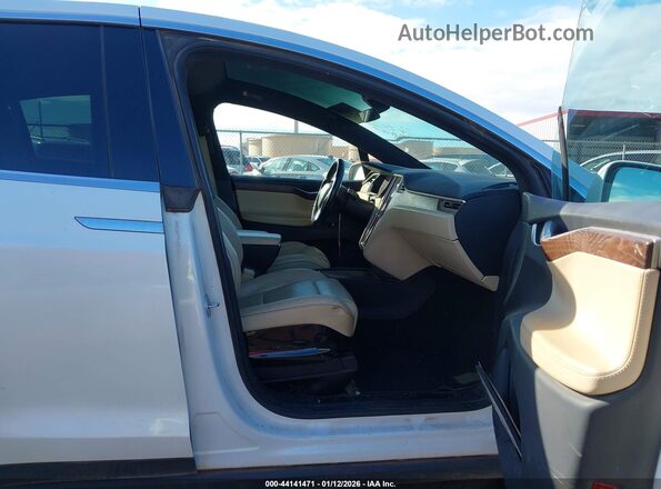 5YJXCBE2XGF008775 2016 TESLA MODEL X White Вид салону спереду