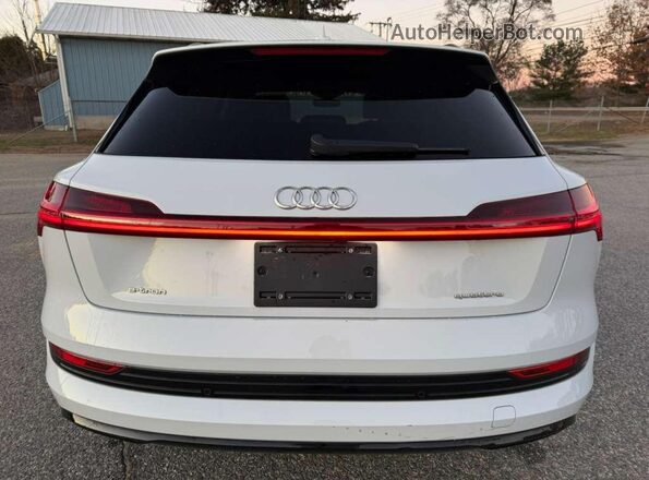 WA1AAAGE8MB010286 2021 AUDI E-TRON White Widok wnętrza 360 stopni