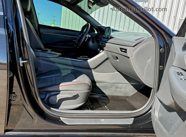 5NPEJ4J22LH027055 2020 HYUNDAI SONATA Black Widok z tyłu