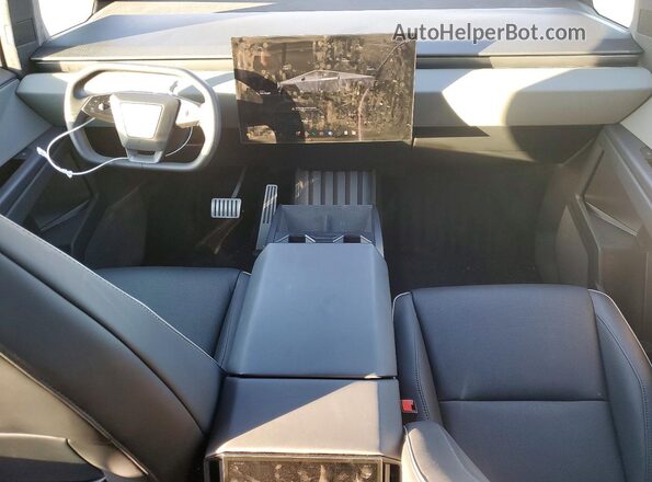 7G2CEHED7RA033076 2024 TESLA CYBERTRUCK Silver Vista del cuadro de instrumentos